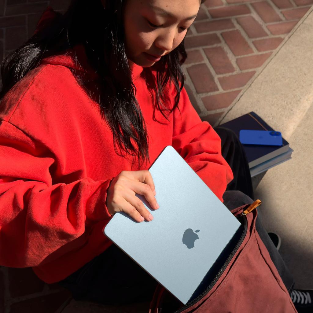 MacBook Air (2025) 13-inch - Apple M4 10-core and 10-core GPU